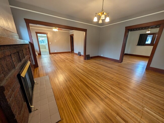 Building Photo - 4 Bedroom 2 Bath Pet-Friendly Normal Hill House