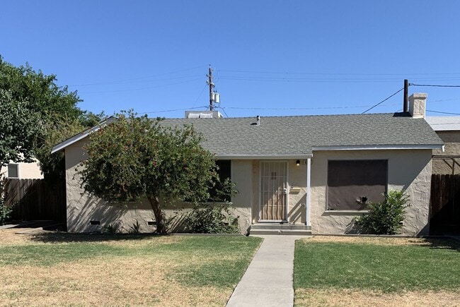 Building Photo - 3 Bedroom 1 Bath Home Central Lemoore