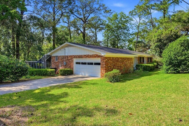 Photo - 704 Hillcrest St