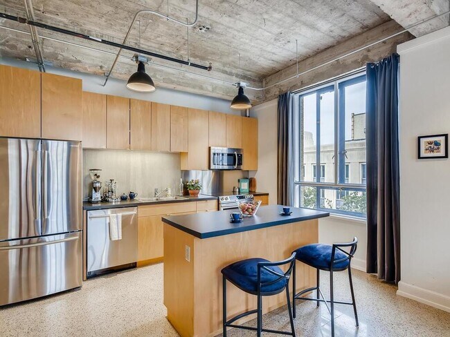 Building Photo - 710 Colorado St Unit 5D
