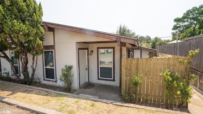 Building Photo - 3003 Parker Ln Unit D