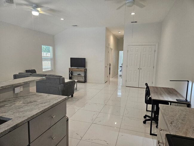 Photo - 702 5th St Unidad ID1268422P