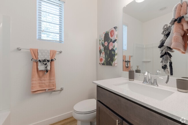 2BR, 2BA - 965SF - Second Batthroom
