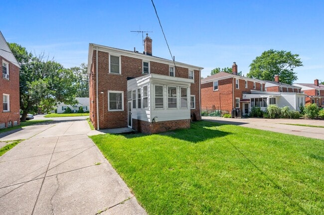 Photo - 253 E 250th St