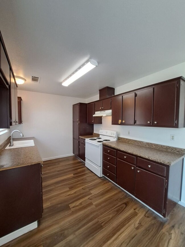 Building Photo - Single Level 3BR Home w/ Backyard Ready to...