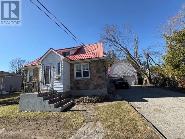 Photo - 2216 Victoria St