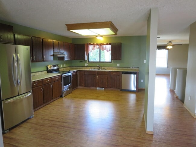 Photo - 4401-4444 44 Ave