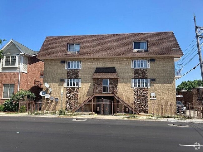 Building Photo - 1128 Des Plaines Ave Unit 204 Rental