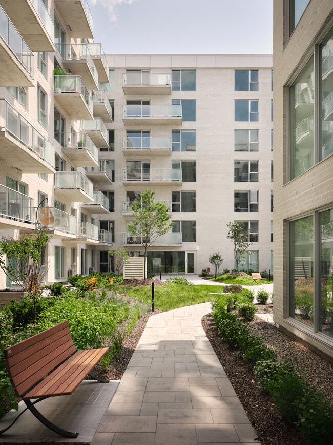 Photo - Mellem Manoir-Des-Trembles