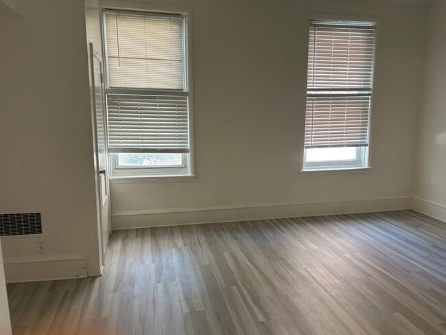 Photo - 207 S 13th St Unidad 2nd Floor Front