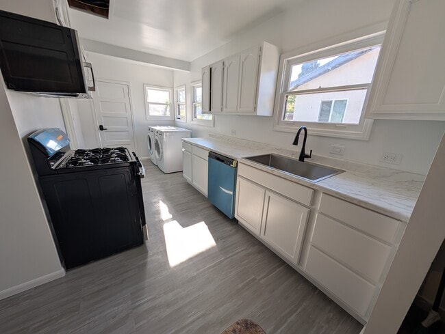 Building Photo - 4119 3rd Ave Rental