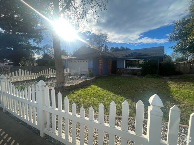 Building Photo - Charming Home off Shasta View!