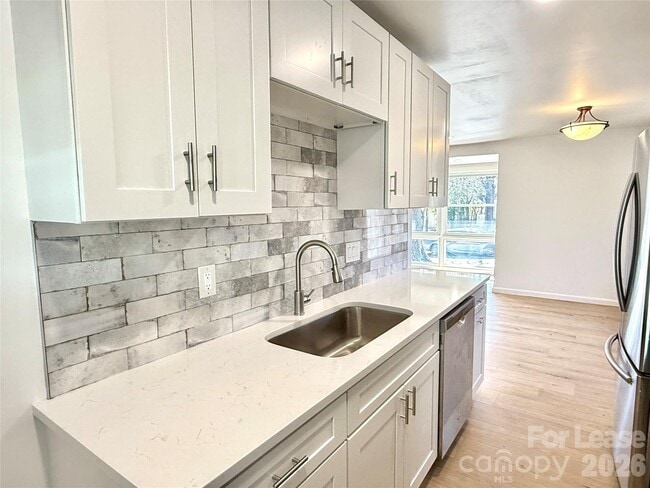 Photo - 541 E Woodlawn Rd