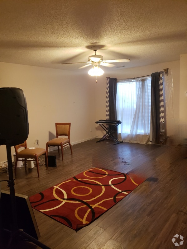 Building Photo - 1517 April Ln Rental