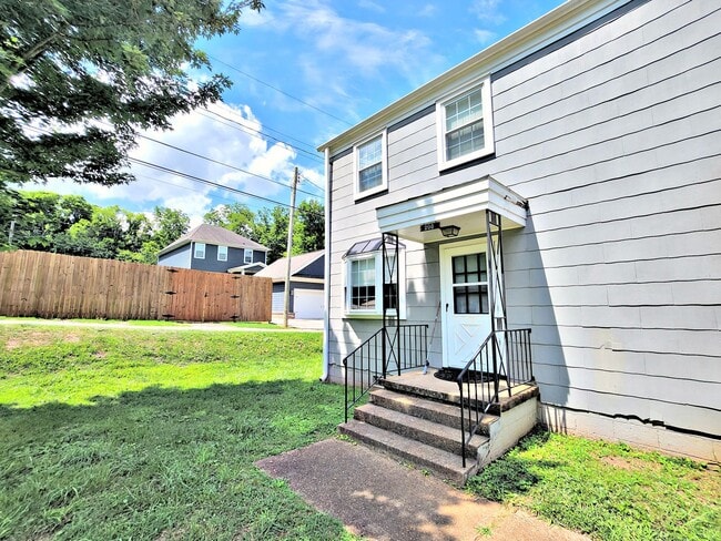 Building Photo - Two Bedroom Townhouse