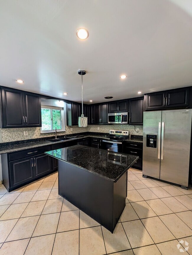 Building Photo - MODERN 4 BEDROOM HOME IN SOUTH PARK!