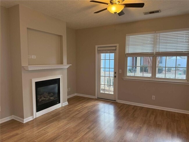 Photo - 128 Windcroft Ln NW