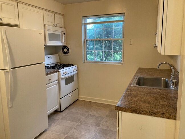 Photo - Suburban Square Apartments