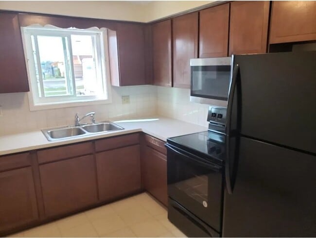 Building Photo - 320 Meadow Dr Unit 3