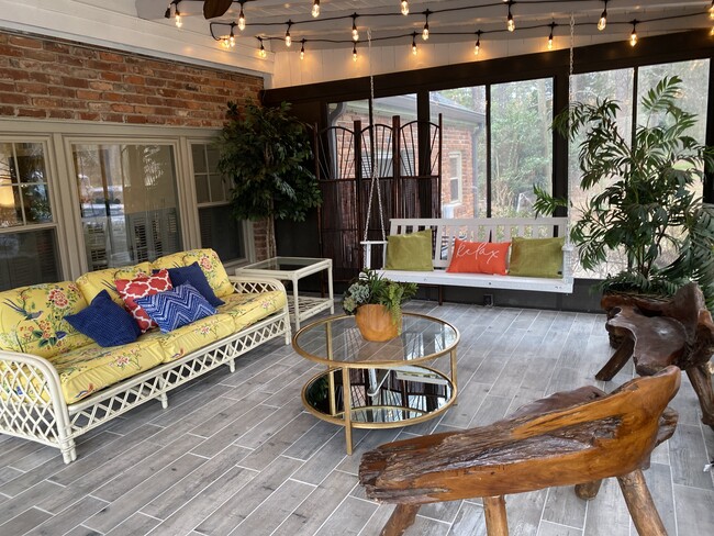 Un refugio vespertino bajo luces brillantes, donde la vista de tu oasis es la protagonista. - 5460 Scofield Rd