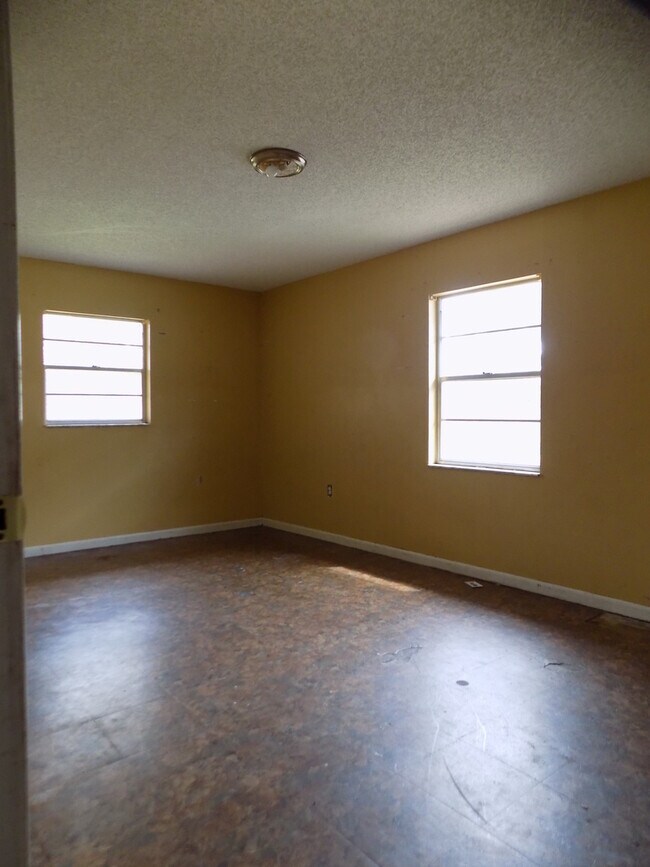 Photo - 3 Bedroom 2 Bathroom House For Rent at 141...
