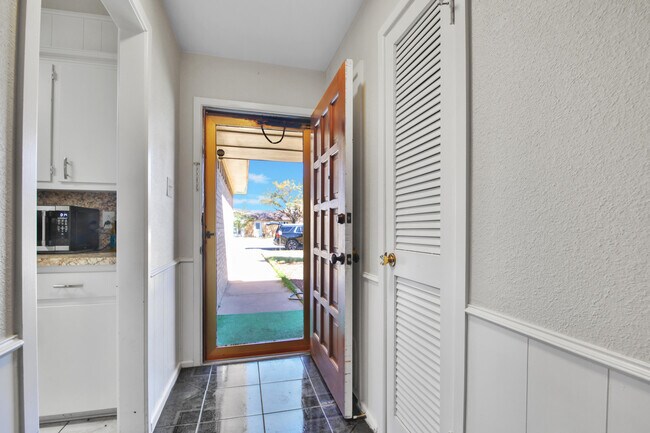 Photo - 5625 Amherst St