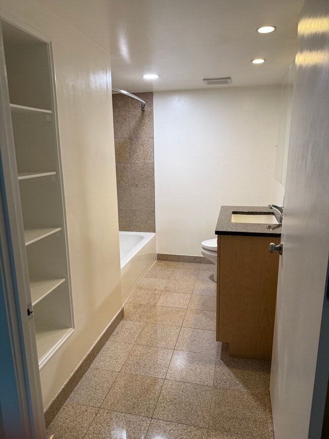 Photo - 7500 Woodmont Ave Unidad 217