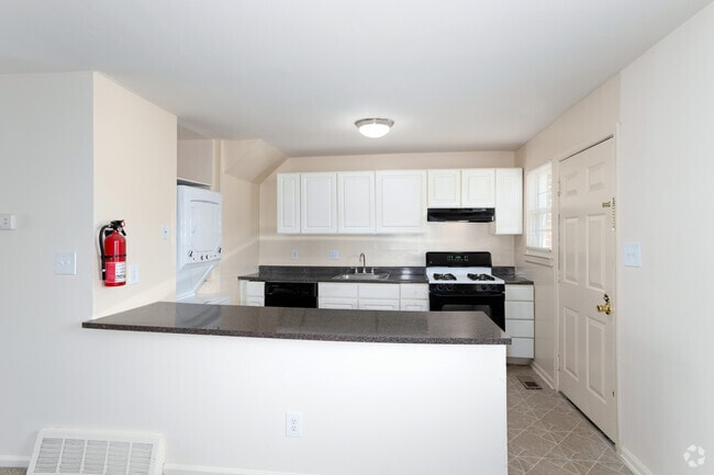 2BR, 2BA - 1,026SF - Townhome - Kitchen - The Waterford Apartments