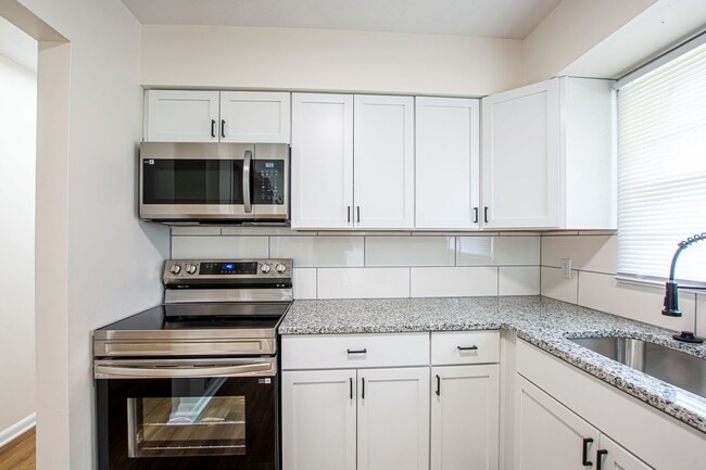 Photo - 3 Bedroom / 2 Bath Home with Finished Basment and Washer/Dryer!