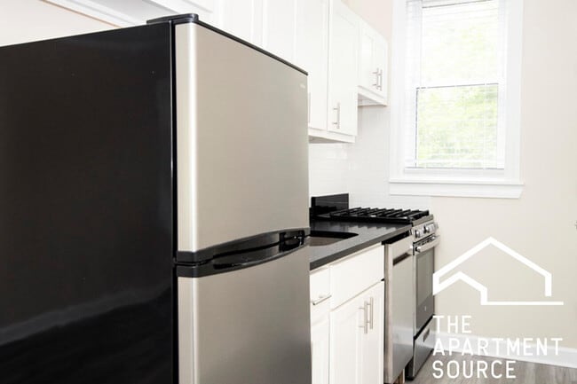 Building Photo - 646 W Roscoe St