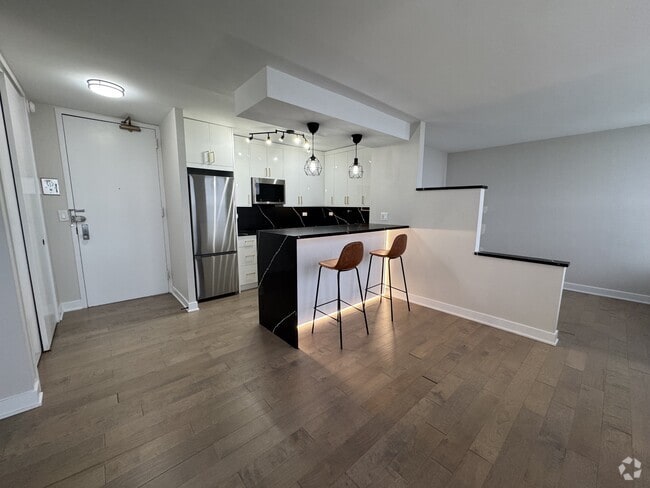 Building Photo - 2626 N Lakeview Ave Rental