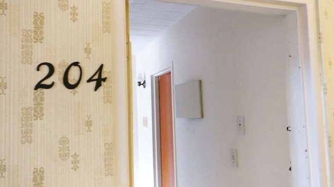 Building Photo - 3044 Sandwich St. Unit 204