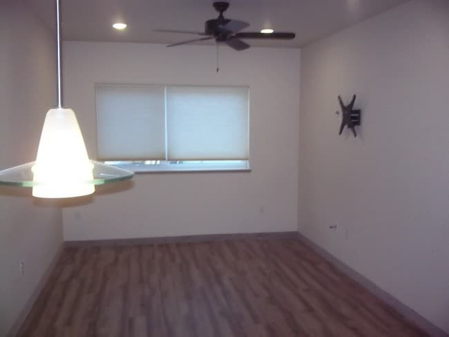 Sala de estar - 705 Ouida Way Unidad 3