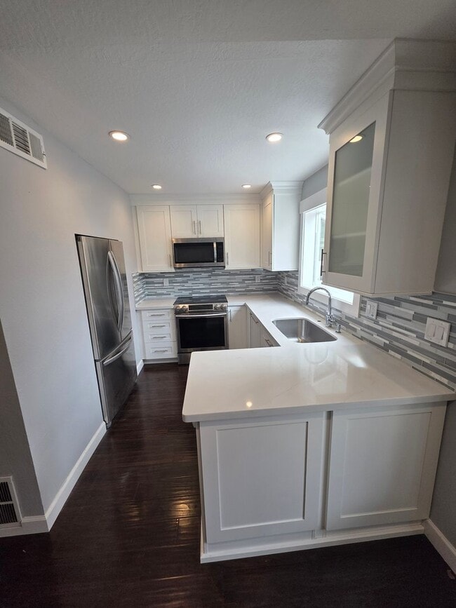 Photo - 2 Story 2bd/1.5ba  Townhouse near Commute ...
