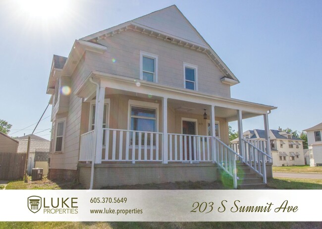 Building Photo - 203 S Summit Ave