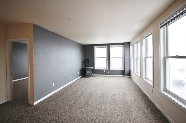 Building Photo - Spacious one bedroom, one bath apartment i...