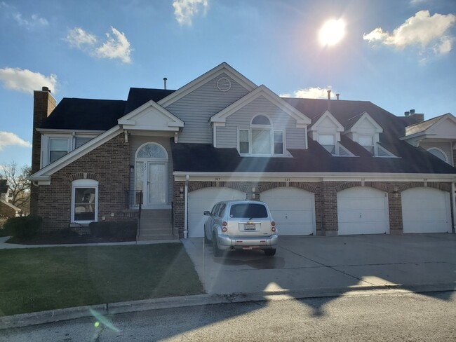 Building Photo - 325 Satinwood Ct S