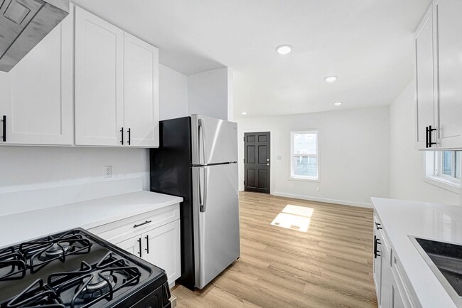 Building Photo - Newly Remodeled 1 Bedroom / 1 Bath Bungalow-style in the Heart of Hollywood! Unit 1142 1/2