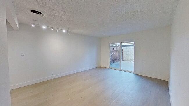 Photo - 437-443 W Valencia Dr