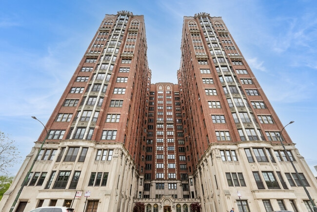 Building Photo - 5840 S Stony Island Ave Unit 3F