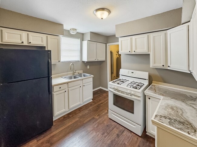 Photo - 321 Robinson Ave