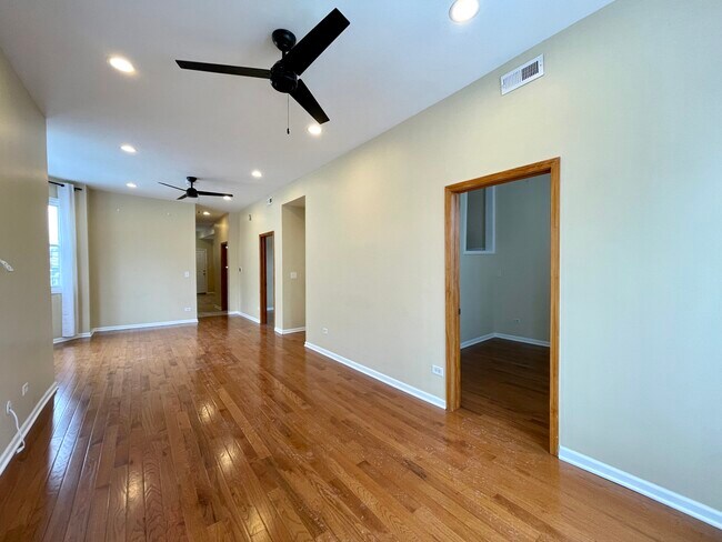 Building Photo - 2028 N Hamlin Ave