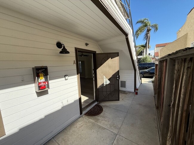 Photo - Beautiful 2 Bedroom Belmont Shore Apartment for Rent - Garage Parking Included! Unidad #A