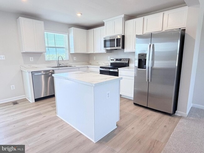 Photo - 785 Hisey Ave