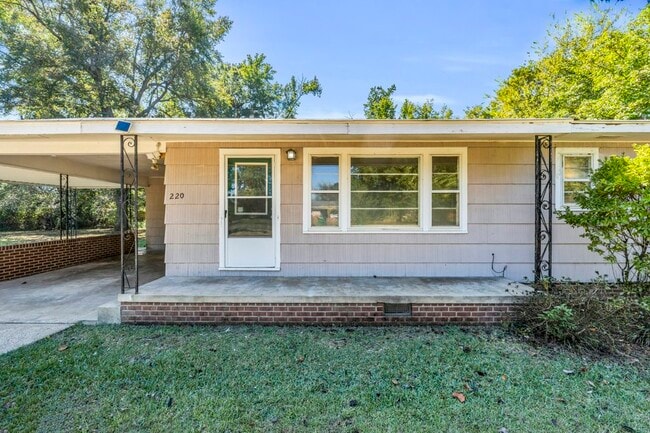 Photo - 220 Rebecca Ln