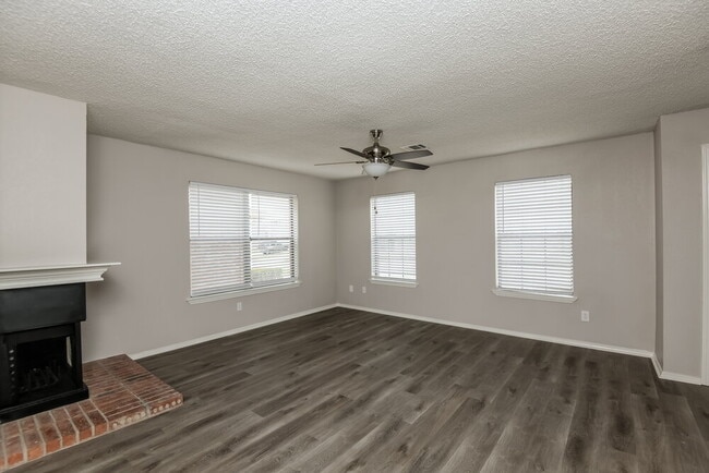 Photo - 829 Wyndham Pl