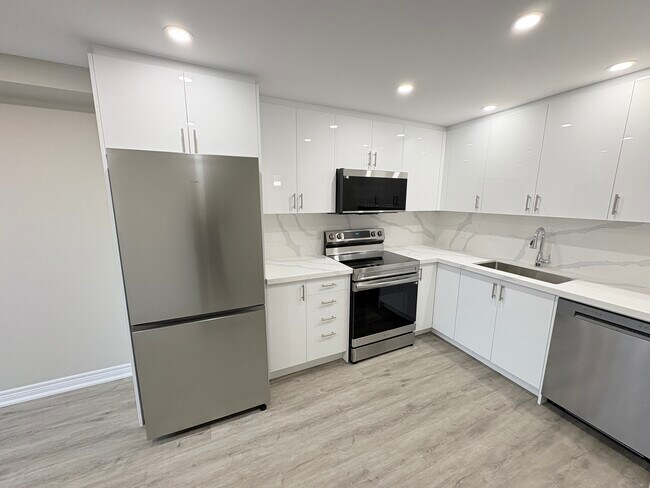 Building Photo - Beautiful Fully Renovated 1 bedroom with In suite Laundry Unit 401