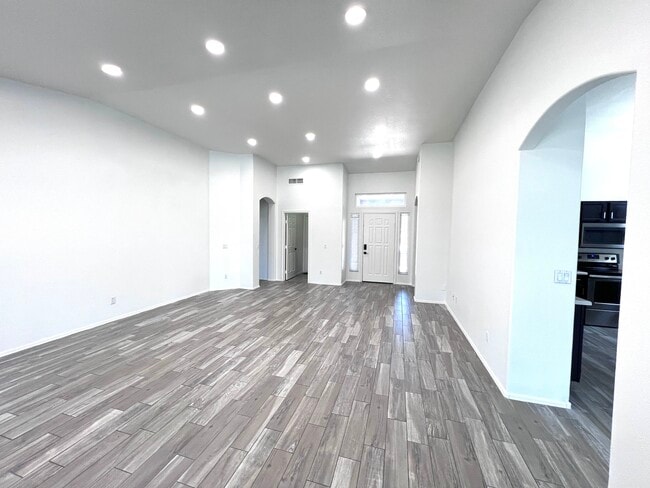 Living room - 1501 E Princeton Ave