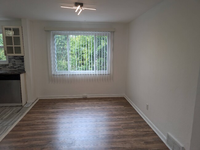 125 E Willock Rd