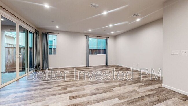 Photo - 2039 Karen Pl